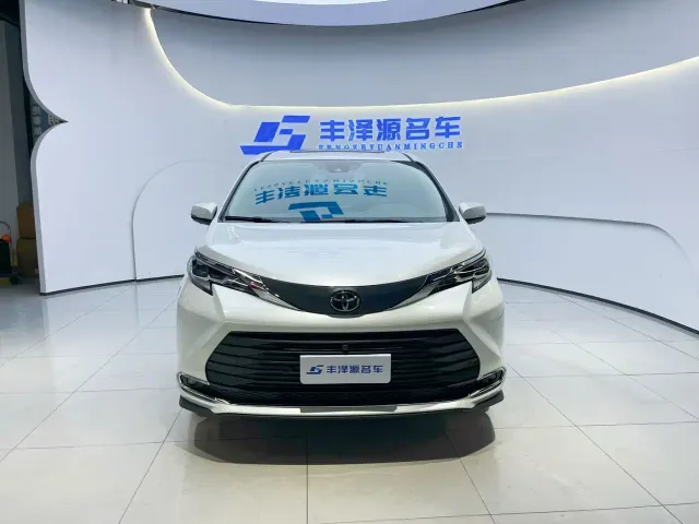 Toyota Sienna — Фото автомобиля 2