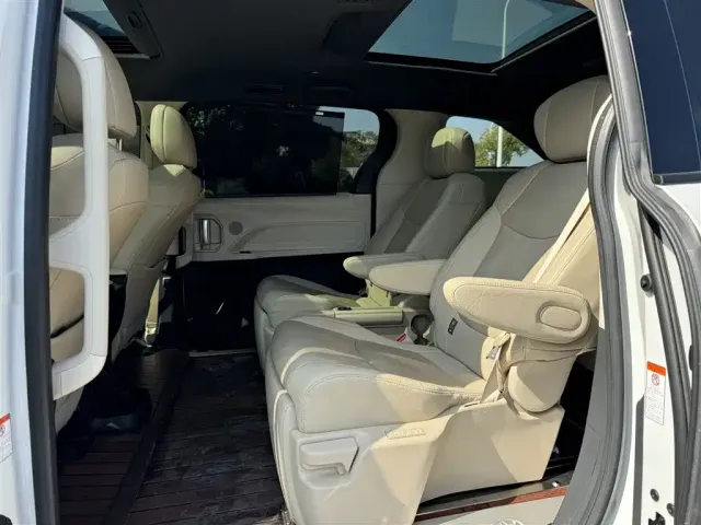 Toyota Granvia 2022 2.5L Hybrid Noble Edition — Фото автомобиля 5