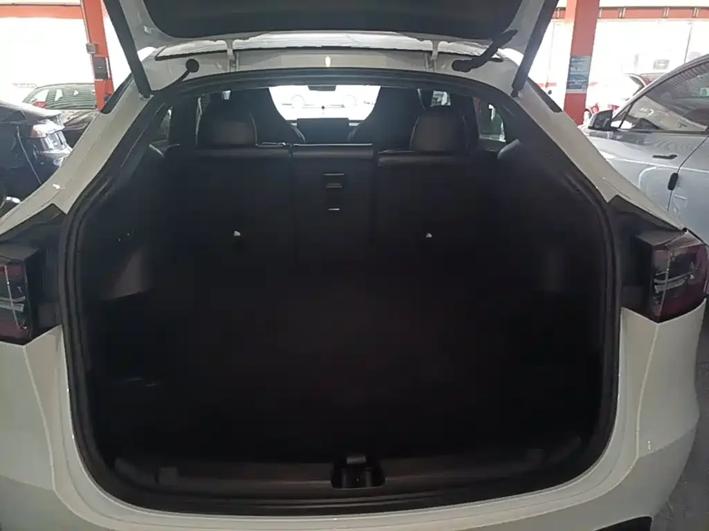 Tesla Model Y 2024 Rear-Wheel Drive Version — Фото автомобиля 18