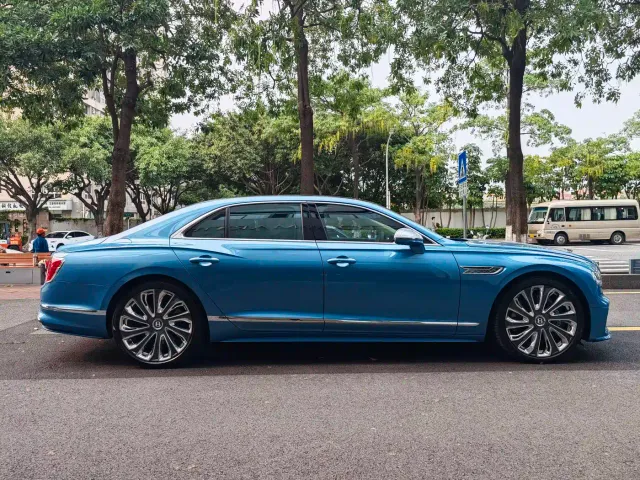 Bentley Flying Spur — Фото автомобиля 23
