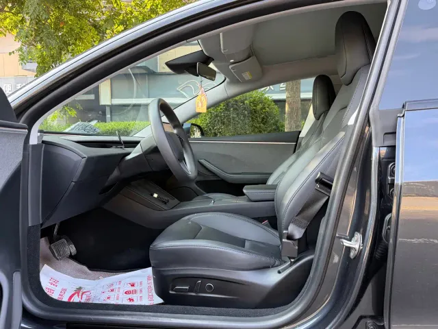 Tesla Model 3 — Фото автомобиля 5