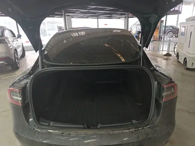 Tesla Model 3 — Фото автомобиля 18