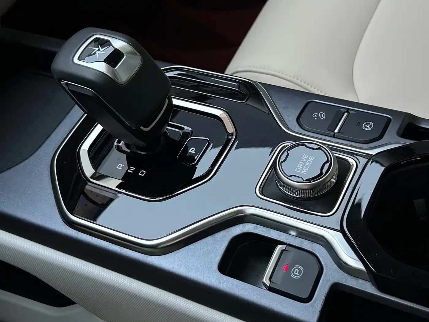 Geely Geely ICON 2023 1.5TD Protagonist — Фото автомобиля 12