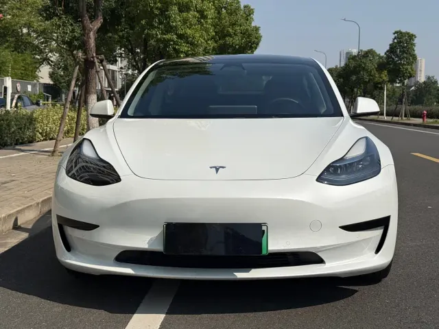 Tesla Model 3 — Фото автомобиля 2