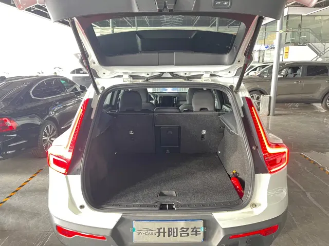 Volvo XC40 — Фото автомобиля 4