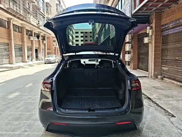 Tesla Model Y — Фото автомобиля 18