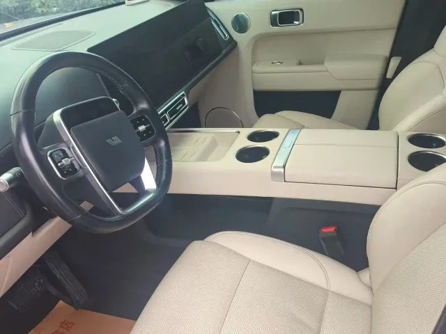 Li Auto L8 — Фото автомобиля 4