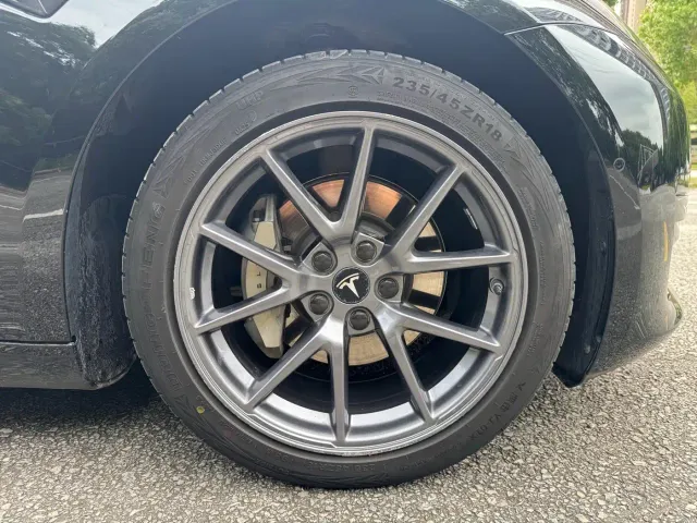 Tesla Model 3 — Фото автомобиля 15