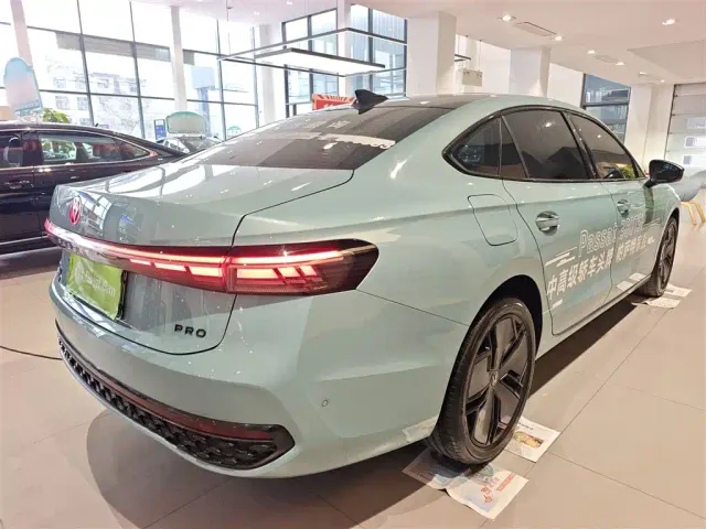 Volkswagen Passat — Фото автомобиля 6