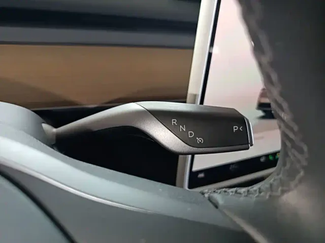 Tesla Model Y — Фото автомобиля 13