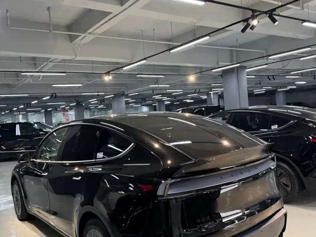 Tesla Model Y L — Фото автомобиля 11