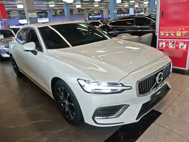Volvo S60 — Фото автомобиля 3