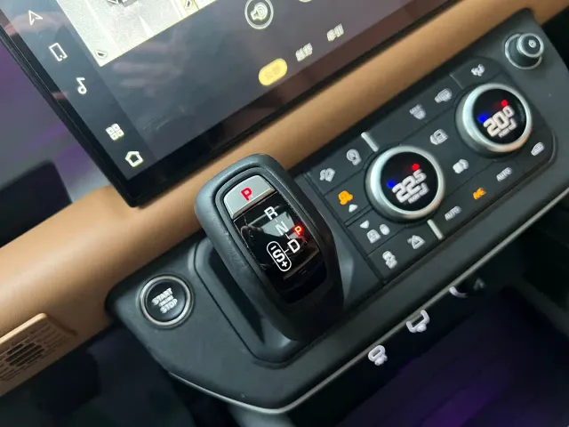 Land Rover Defender — Фото автомобиля 8