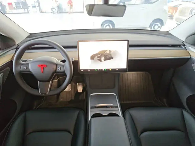 Tesla Model Y — Фото автомобиля 9