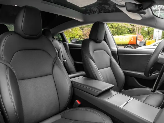 Tesla Model 3 — Фото автомобиля 15