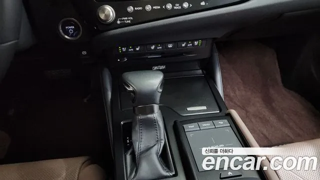 Lexus ES — Фото автомобиля 8