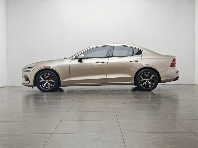 Volvo S60 — Фото автомобиля 10