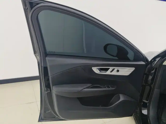 Hongqi E-QM5 — Фото автомобиля 7