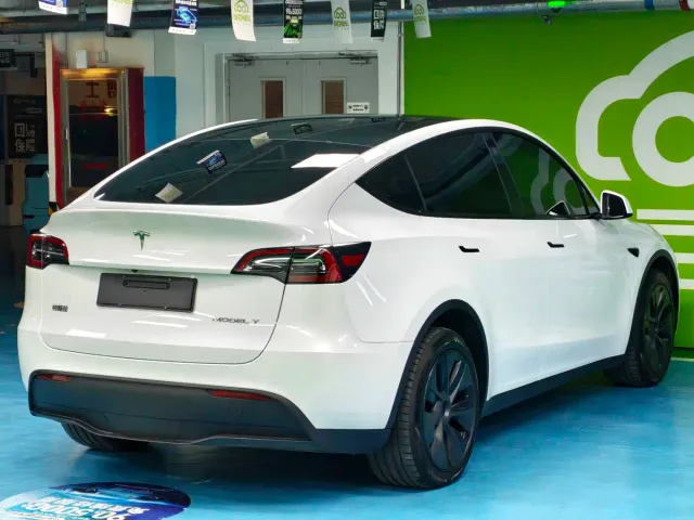 Tesla Model Y — Фото автомобиля 16