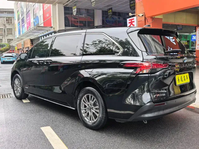 Toyota Sienna — Фото автомобиля 9