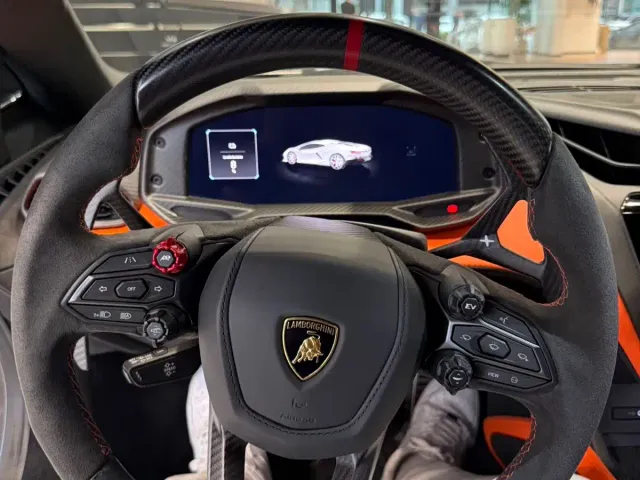 Lamborghini Revuelto — Фото автомобиля 14