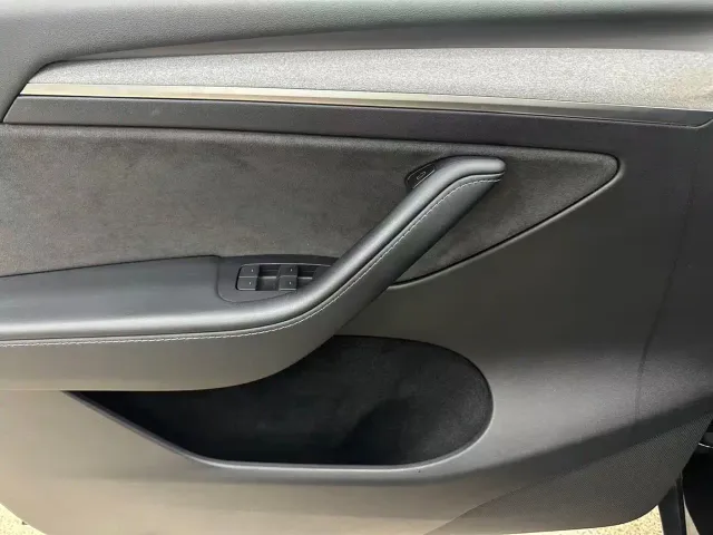 Tesla Model Y — Фото автомобиля 24