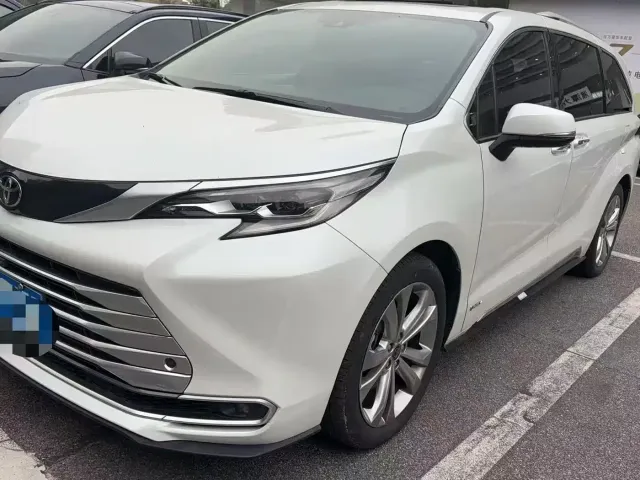 Toyota Sienna — Фото автомобиля 2