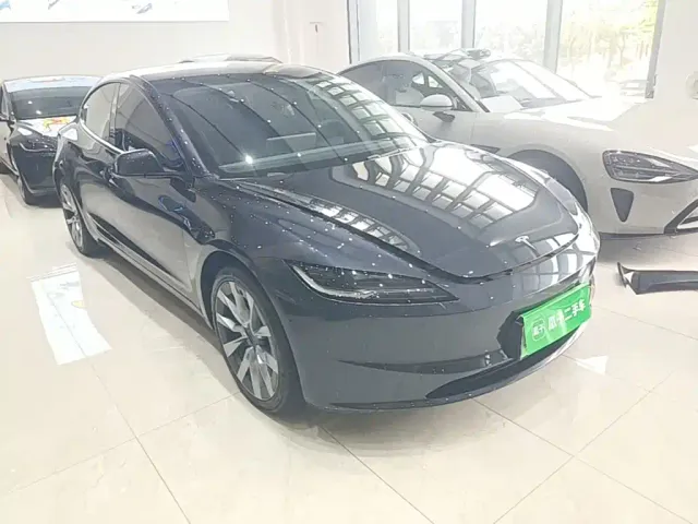 Tesla Model 3 — Фото автомобиля 3