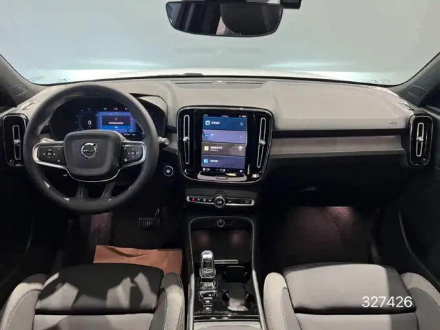 Volvo XC40 — Фото автомобиля 4