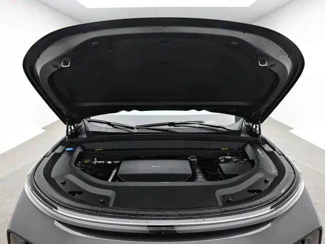 Li Auto L8 — Фото автомобиля 16