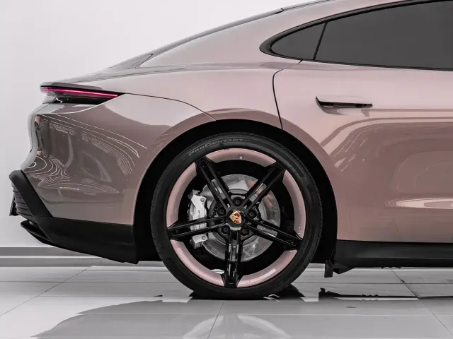 Porsche Taycan — Фото автомобиля 8