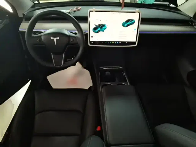 Tesla Model Y — Фото автомобиля 9