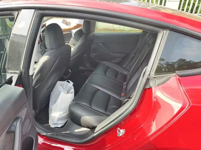 Tesla Model 3 — Фото автомобиля 18