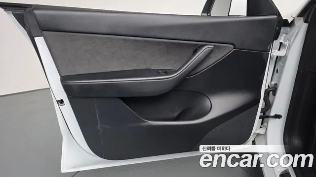 Tesla Model Y — Фото автомобиля 13