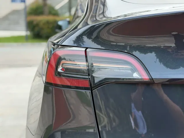Tesla Model Y — Фото автомобиля 12