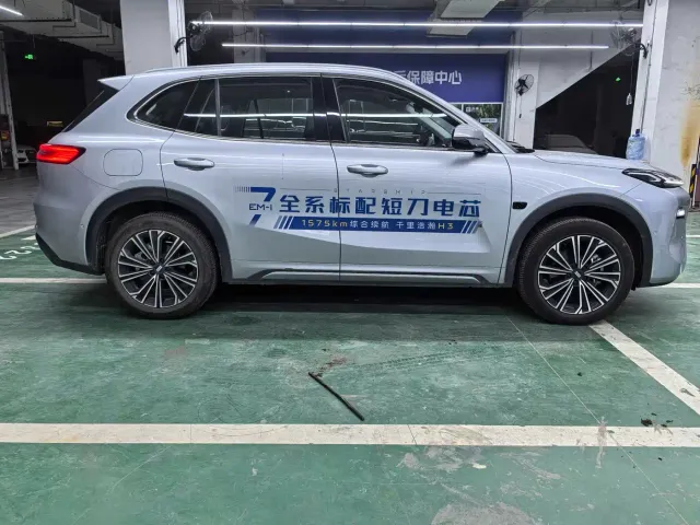 Geely Galaxy Starship 7 EM-i — Фото автомобиля 3