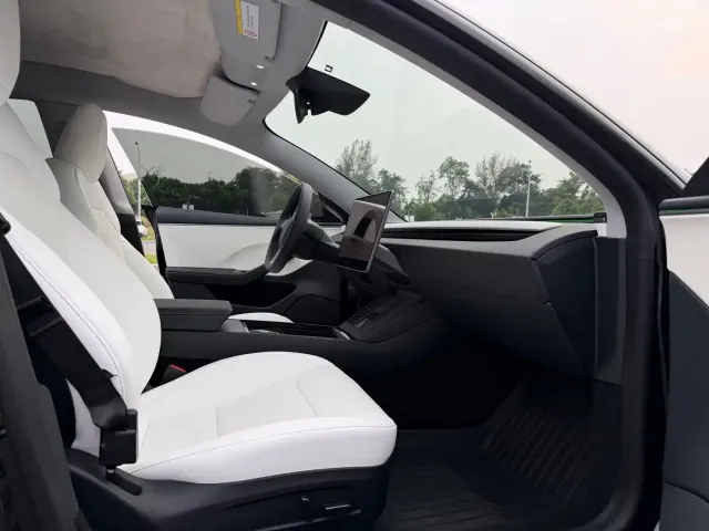 Tesla Model 3 — Фото автомобиля 11
