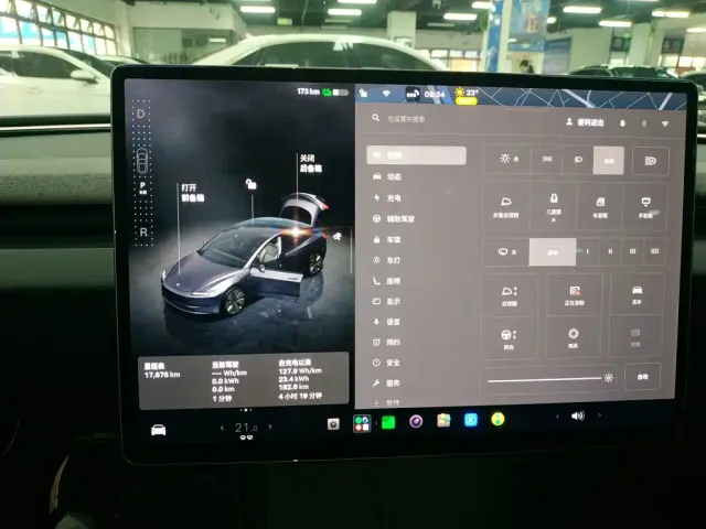 Tesla Model 3 — Фото автомобиля 12