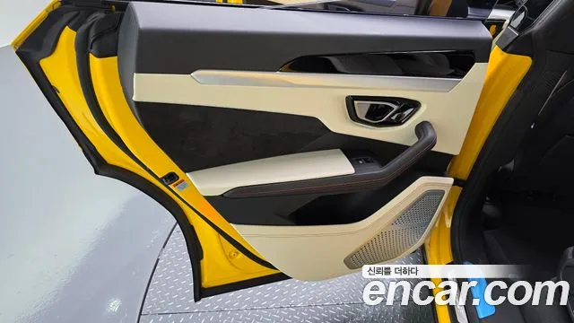 Lamborghini Urus — Фото автомобиля 23