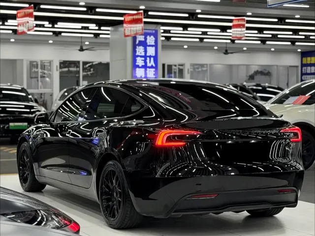 Tesla Model 3 — Фото автомобиля 4