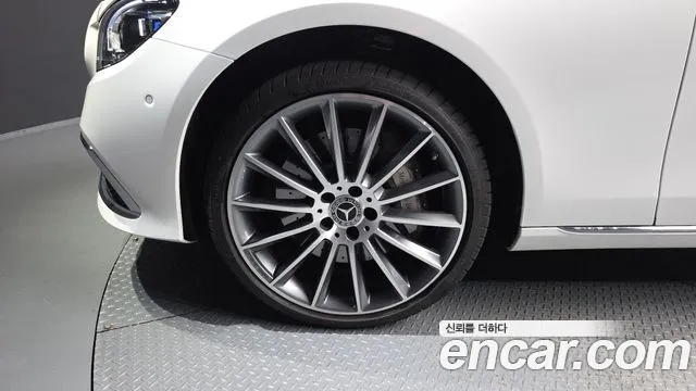Mercedes-Benz E-Class — Фото автомобиля 5