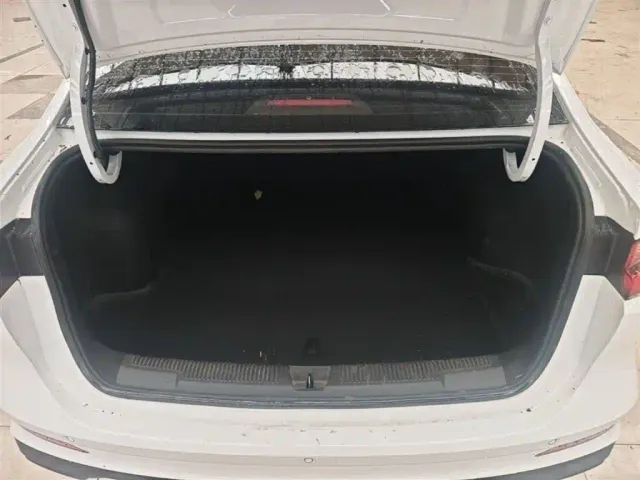 Roewe i5 — Фото автомобиля 18