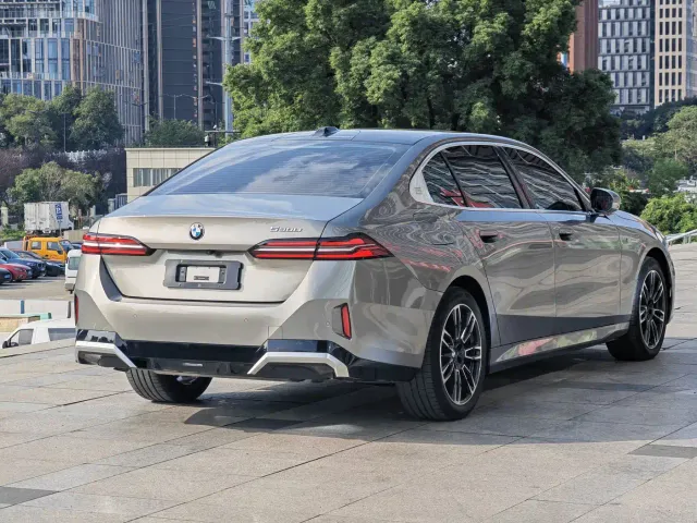 BMW 5 Series — Фото автомобиля 4