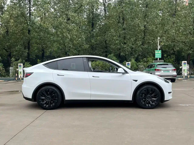 Tesla Model Y — Фото автомобиля 8
