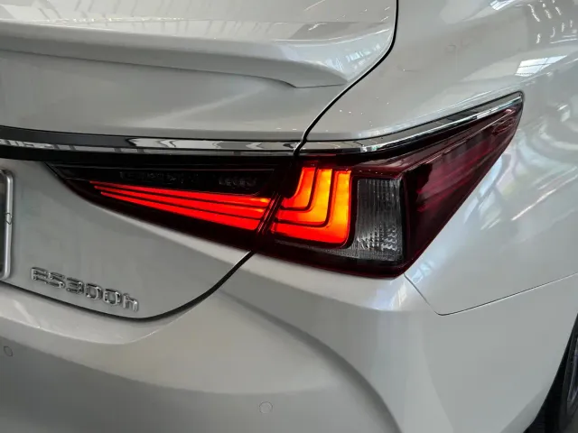 Lexus ES — Фото автомобиля 21