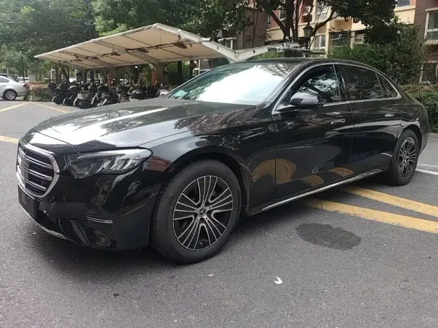 Фотография автомобиля — Mercedes-Benz E-Class
