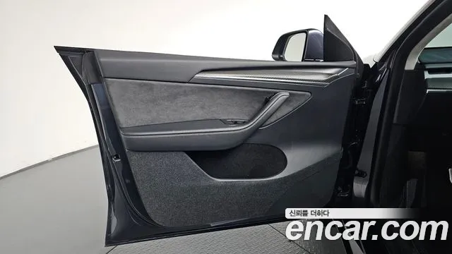 Tesla Model Y — Фото автомобиля 13
