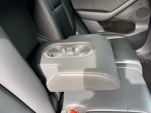Tesla Model Y — Фото автомобиля 30