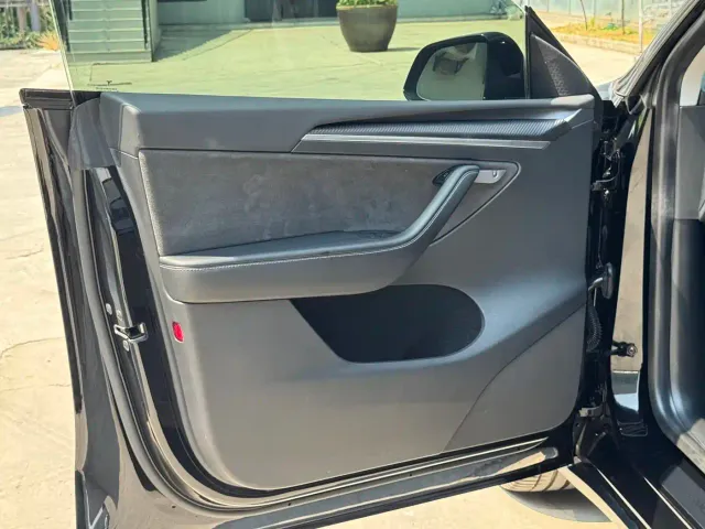 Tesla Model Y — Фото автомобиля 4