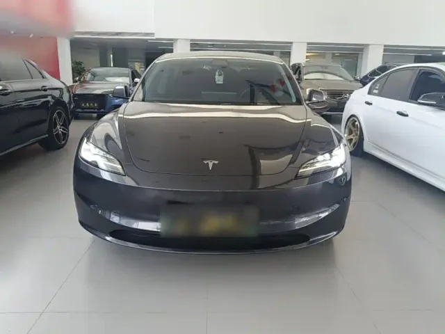 Tesla Model 3 — Фото автомобиля 2